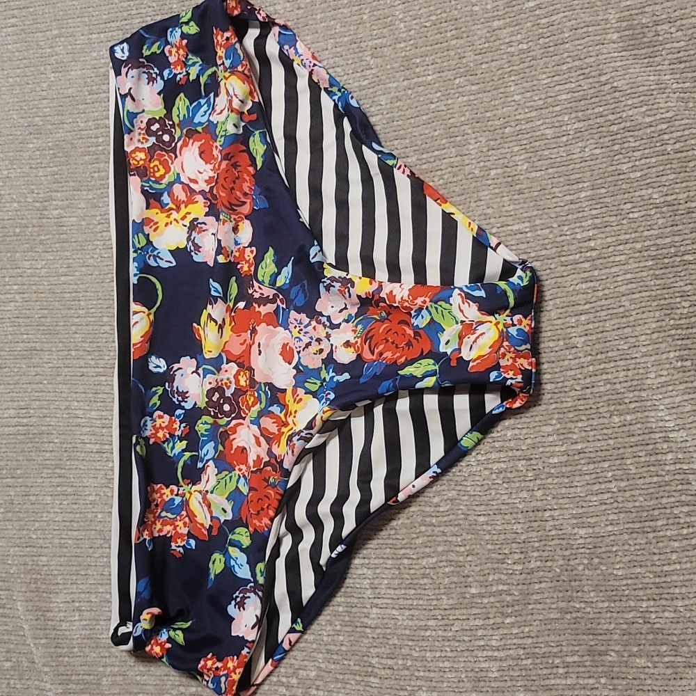 Reversible bikini bottoms